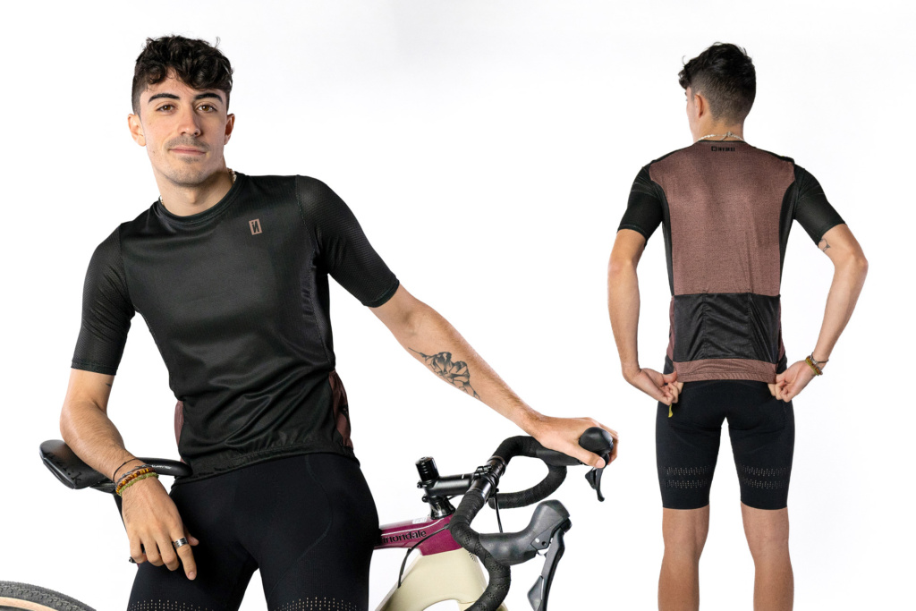 A loose or tight-fitting cycling jersey?